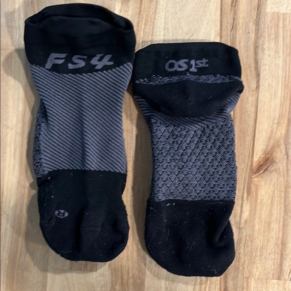OS1st Plantar Fasciitis Men's Black and Gray Compression Socks
